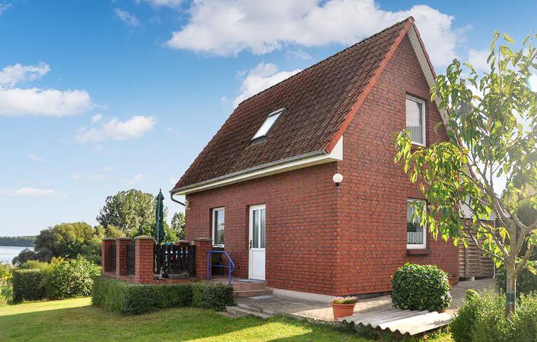 Ferienhaus für 4 Personen, mit Terrasse und Garten sowie Seeblick in Penzlin