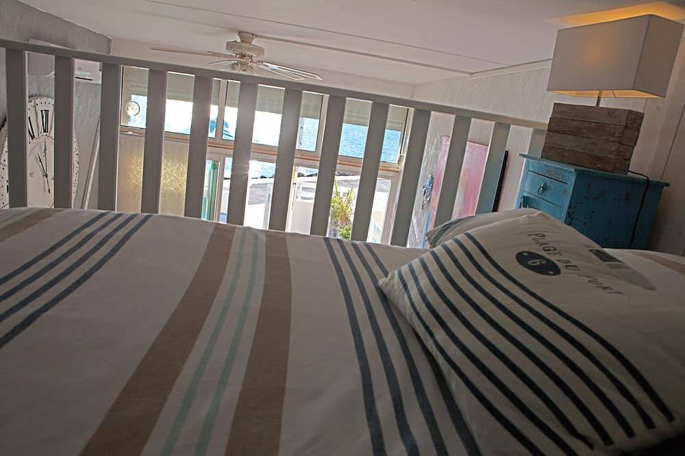 Appartement entier, Luxueux studio 'les pieds dans l'eau' (3 mètres de l'étang). in Mèze, Côte d'Améthyste