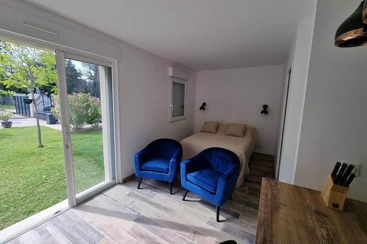 Ganze Wohnung, Charmant Studio de 22 m² Avec Terrasse de 13 m² et spa Spacieux Sous Pergola in Aubignan, Vaucluse