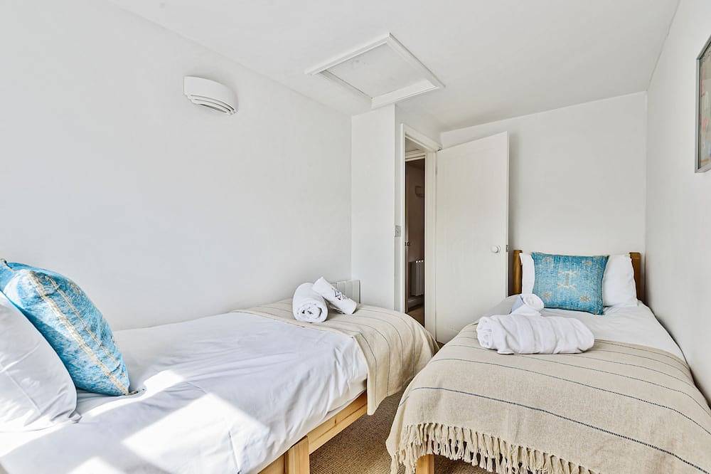 Pantiles - sleeps 4 guests  in 2 bedrooms in Burnham Market, Norfolk Coast
