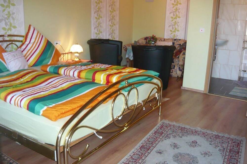 Geheel appartement, Gästehaus Schneider - Double room in Wintrich, Bernkastel-Kues