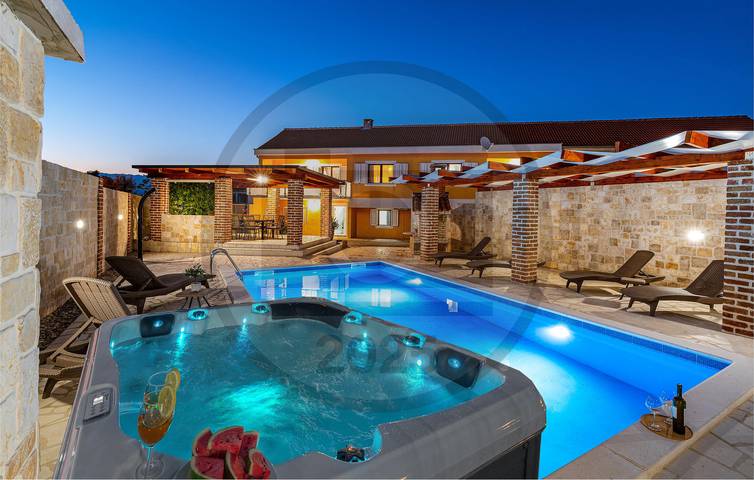 Geräumige 2-Zimmer-Wohnung mit Pool, WLAN und Terrasse! in Pridraga, Zadar