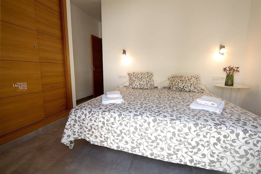 Ganze Wohnung, Buganvilla Apartment with Shared Pool in Puerto Real, Costa de la Luz