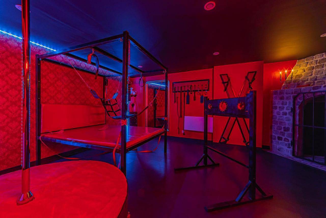 Playroom Xxl Loft Love Room avec Espace spa Terrasse vue sur les toits Salle de jeux pour adultes Libourne centre 10 min de St Emilion Proche Bordeaux in Libourne, Région de Libourne