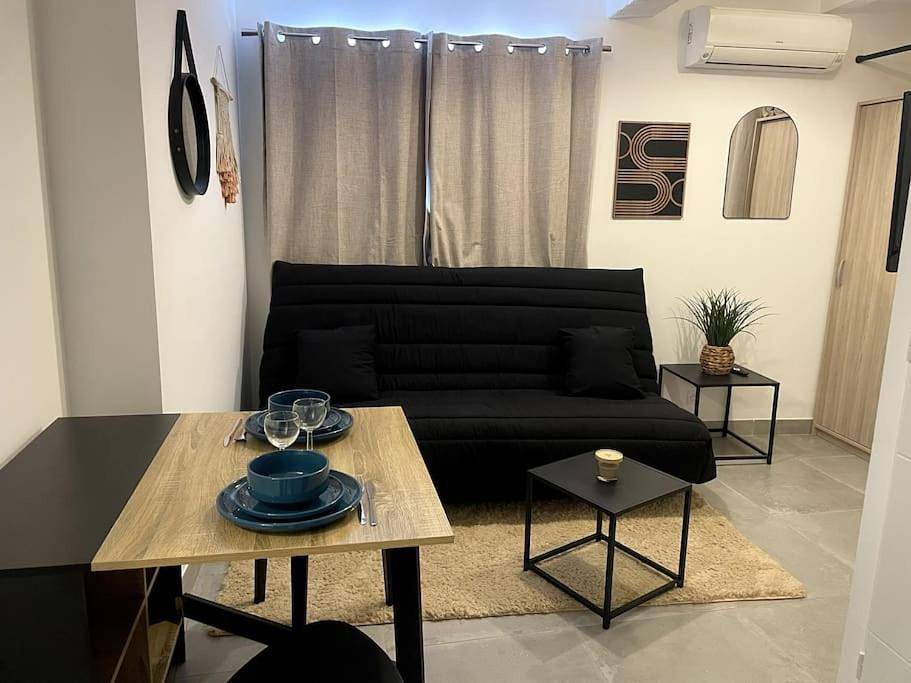 Appartement entier, Petit cocon douillet climatisé pour 2 pers in La Crau, Côte méditerranéenne (France)