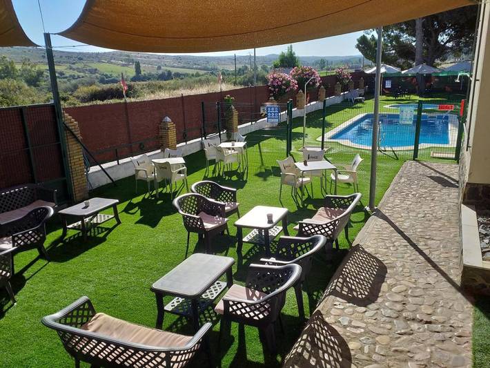 Camping para 4 personas, con vistas y piscina para niños además de jardín y piscina en Extremadura