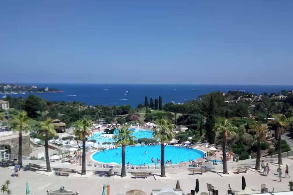 Ganze Wohnung, Stone and vacation apartment with covered parking space and pool access. in Le Dramont, Saint-Raphaël