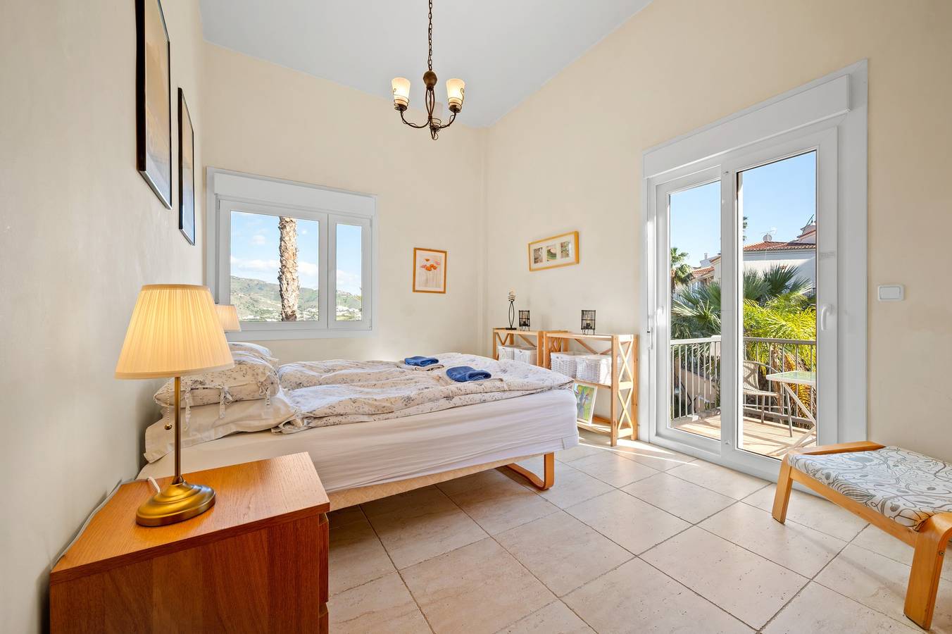 Villa con Vistas Panorámicas al Mar, Gran Terraza, Piscinas Compartidas y Espacio para 8 in Fuentes de Almunecar, Almuñecar