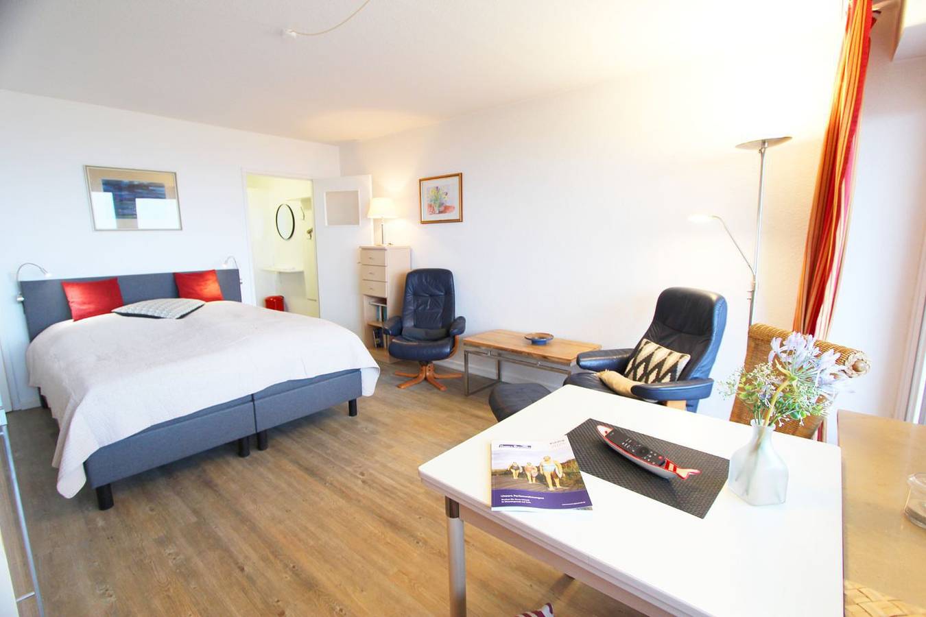 Ganze Wohnung, Ein-Zimmer-Appartement mit traumhaftem Meerblick direkt am Strandübergang in Wenningstedt, Sylt