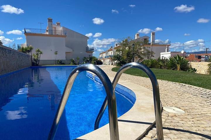 Villa for 10 people, with garden and balcony as well as pool in Alvor