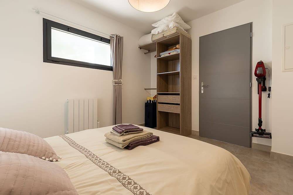 Gite kenza in the heart of Provence with swimming pool in a 3000 m2 property. in Pernes-les-Fontaines, Parc naturel régional du Mont-Ventoux