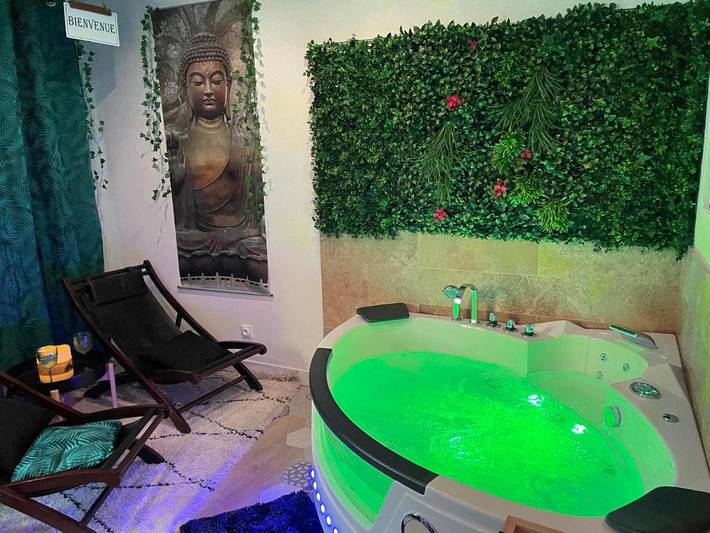 Cottage pour 2 personnes, avec jacuzzi et balcon à Montluel