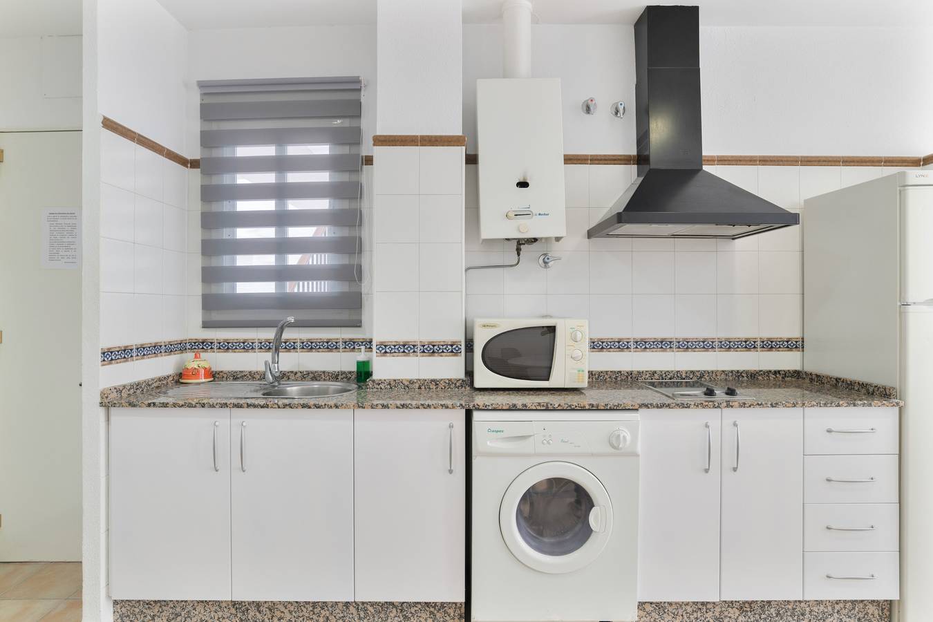 Entire apartment, 'Apartment Perez Zara 5' close to the Sea with Terrace & Wi-Fi in Conil de la Frontera, Costa de la Luz