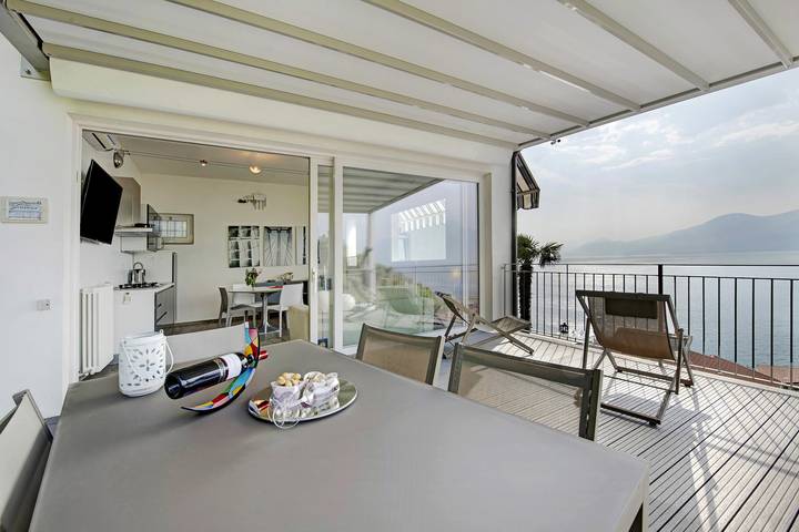 Ganze Wohnung, Ferienwohnung "Residenz La Mignon Terrazza" mit Seeblick, Klimaanlage und Terrasse in Torri del Benaco, Gardasee-Berge