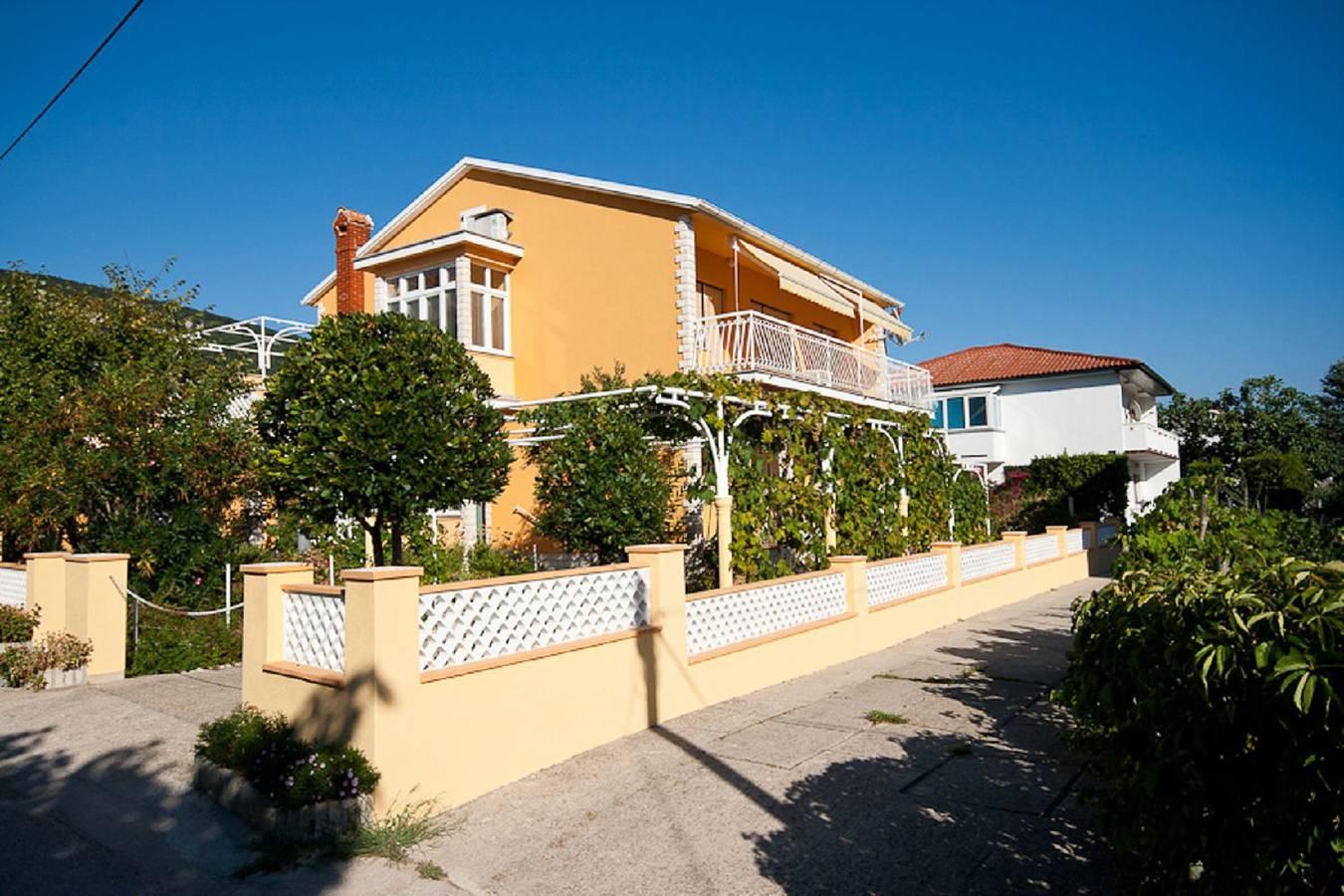 Apartamento entero, Nur 450 Meter zum Feinkieselstrand in Baska, Krk (isla)