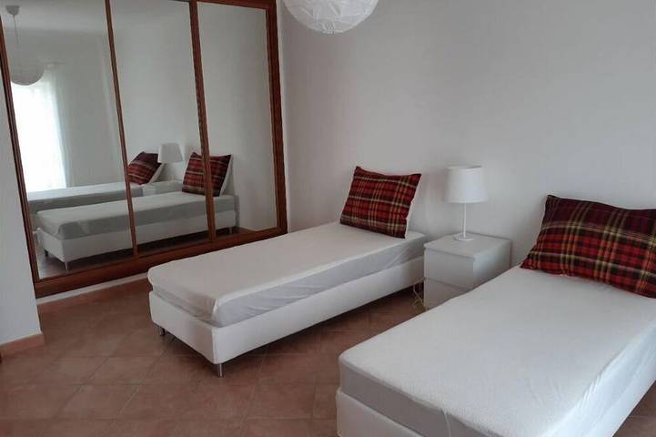 Spacious 2-storey villa with swimming pool and large garden, 6 minutes from Praia Verde. in Quinta do Sobral, Castro Marim