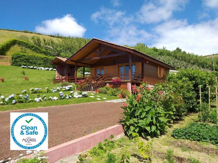 Location de vacances pour 4 personnes, avec Balcon et Terrasse ainsi que Jardin et Vue dans Água de Alto