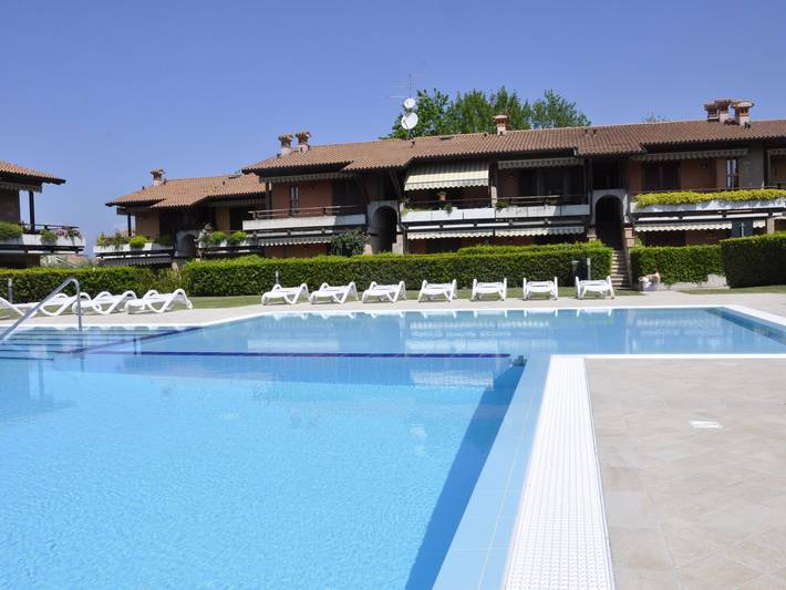 Feriehus for 4 personer, med badebasseng og hage i tillegg til terrasse i Lazise