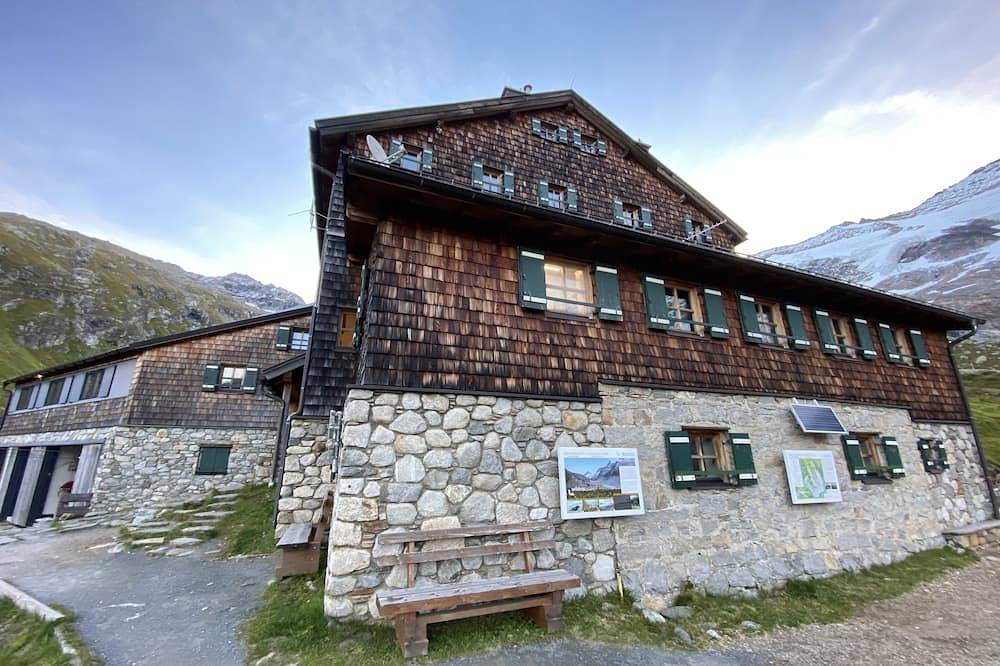 Ganze Wohnung, Helle Wohnung mit Ausblick in Krimml, 4 Schlafplätze, Balkon, Ebk, Dusche in Krimmler Wasserfälle, Krimml