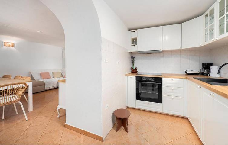 Geräumige 215 m² große Wohnung mit Pool, WLAN und Parkplatz in Cista Velika, Dalmatinisches Zagora