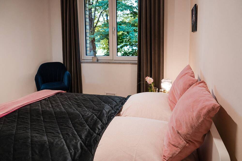 Anubis_relaxed&stay! In Flughafennähe in Hamburg Niendorf, Hamburgo