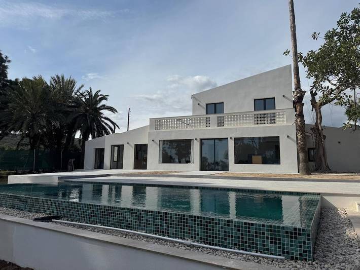 Casa rural para 18 personas, con Balcón y Terraza además de Jardín y Piscina en Alcanar