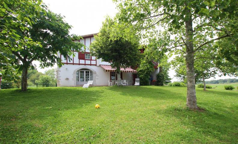 Gîte pour 10 personnes, avec Terrasse et Jardin