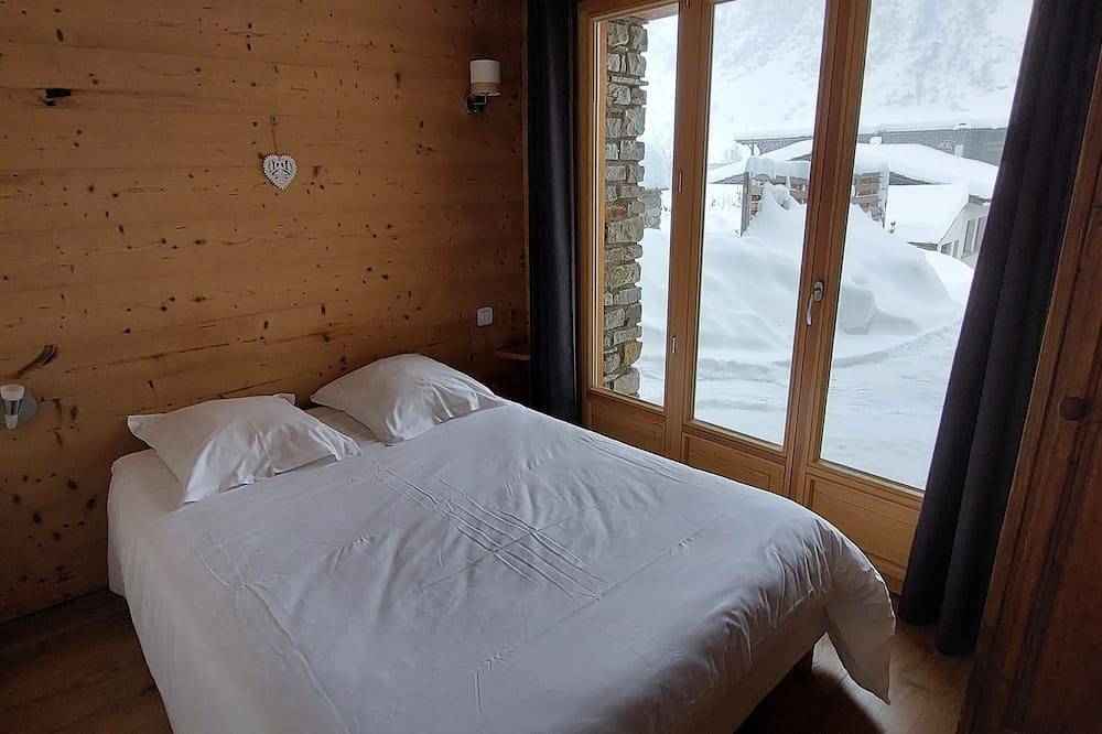 Entire apartment, Mountain-style apartment La Datcha 2 (sleeps 4) in the old village in Bonneval-sur-Arc, Saint-Jean-de-Maurienne region