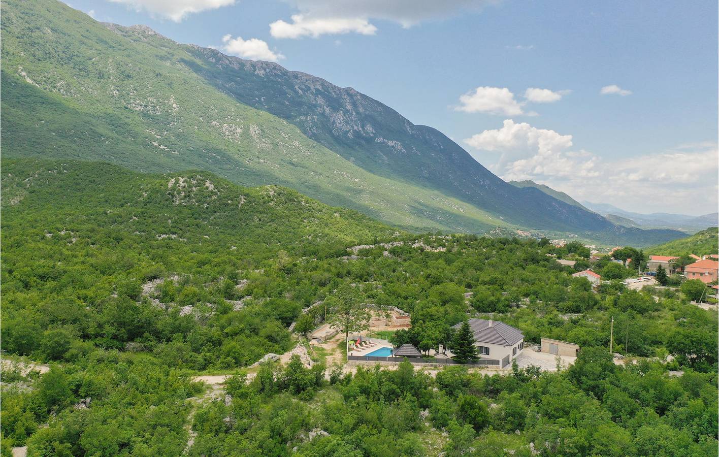 Geräumige 145 m² große Wohnung mit Pool, Terrasse und WLAN-Zugang in Makarska Riviera