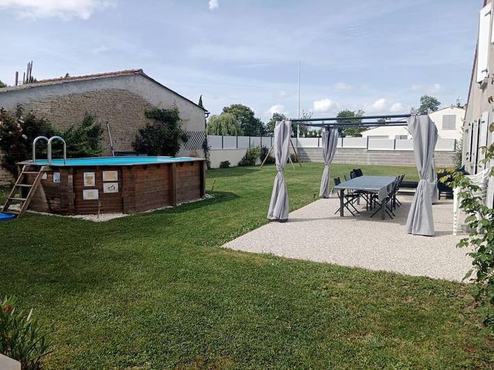 Location de vacances pour 12 personnes, avec terrasse ainsi que piscine et jardin à Genouillé - 2
