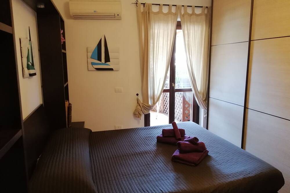 Entire apartment, Treasure sunny, lovely apartment with terrace a few steps from the sea and Rome in Fiumicino, Rome Province