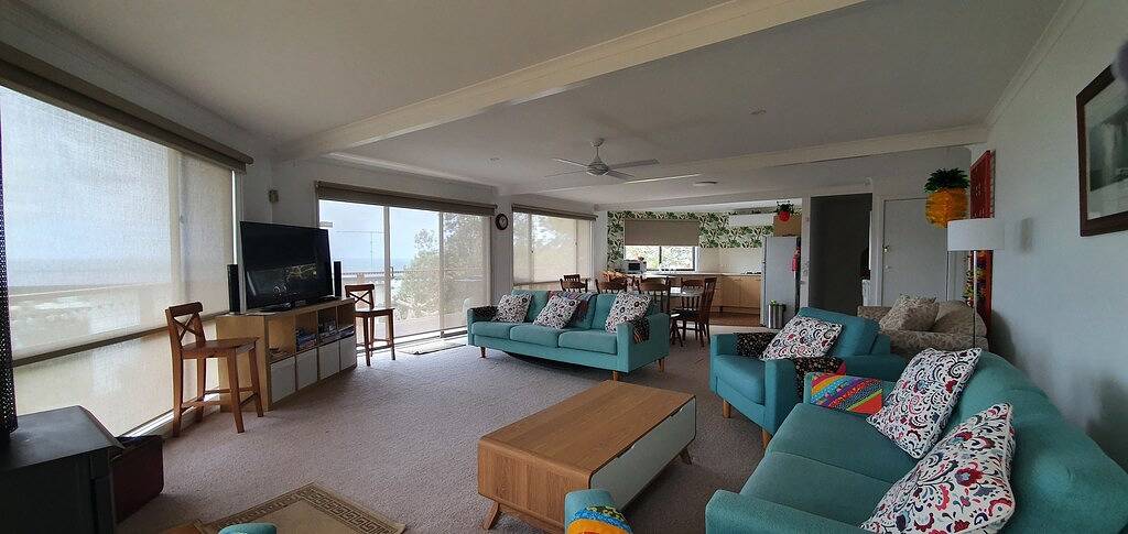Ocean Views, Wildlife. free wifi, full kitchen, linen provided,. Bbq, Fire pit. in Skenes Creek, Colac Otway Shire