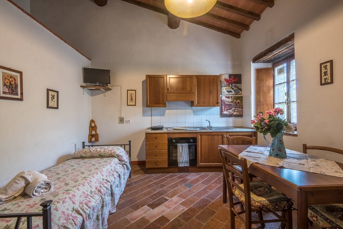 Holiday Apartment "Bilocale Santolaio" with Shared Pool & Wi-Fi in Castiglion Fibocchi, Valdarno