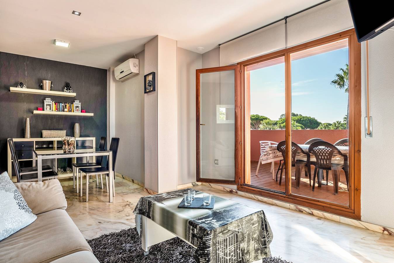 Apartamento entero, Apartamento "Ático Novo Sancti" con vistas a la montaña, piscina compartida y Wi-Fi in Novo Sancti Petri, Chiclana de la Frontera