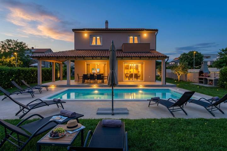 Villa for 8 people, with Terrace and Garden as well as Pool in Pula