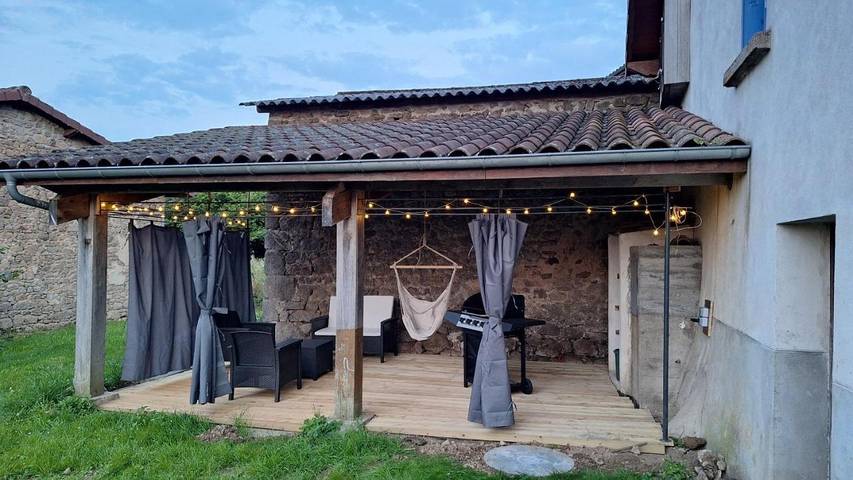 Gîte pour 2 personnes, avec jardin ainsi que terrasse et vue à Olliergues