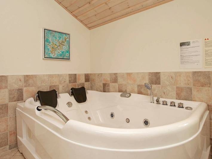 Ferienhaus für 6 Personen, mit Whirlpool und Terrasse sowie Garten und Sauna in Bratten - 2