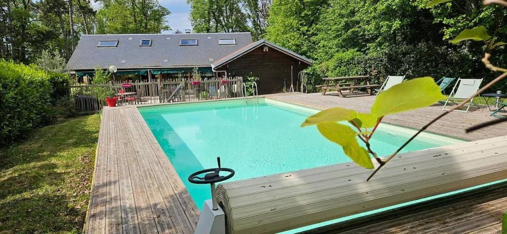 Gîte pour 15 personnes, avec piscine à Paron (Yonne)