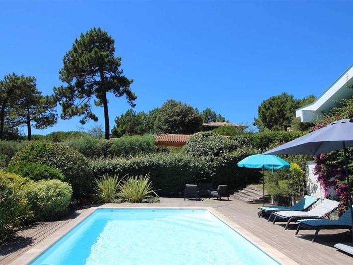 Villa voor 8 personen, with Terras and Tuin as well as Zwembad in Gironde