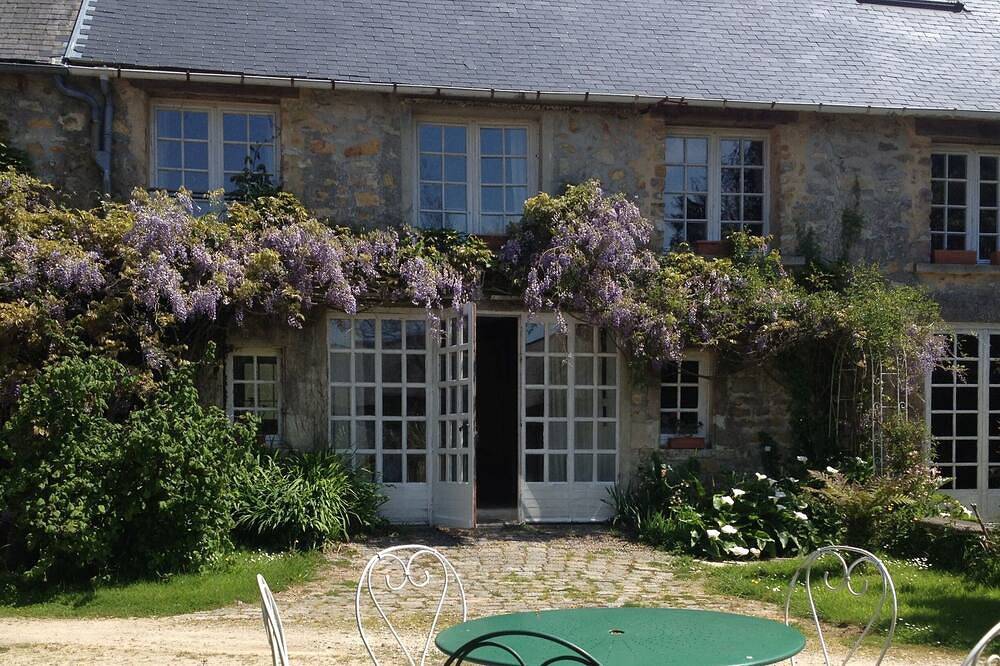 Mews Cottage auf dem Gelände des Chateau Le Mont Epinguet in Brix, Côte de la Déroute