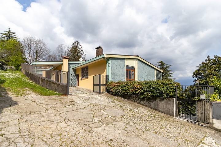 Room 'Stanza Miele' with Mountain View, Shared Terrace and Wi-Fi in Montevecchia, Brianza