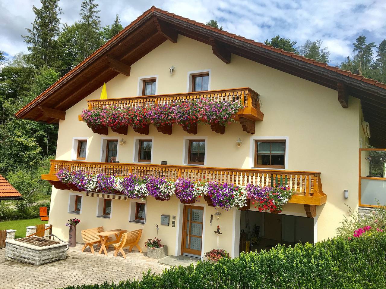 Ganze Wohnung, Ferienwohnung 'Haus Peschl Fewo 1' mit Terrasse, Gemeinschaftsgarten und Wlan in Neureichenau, Ostbayern