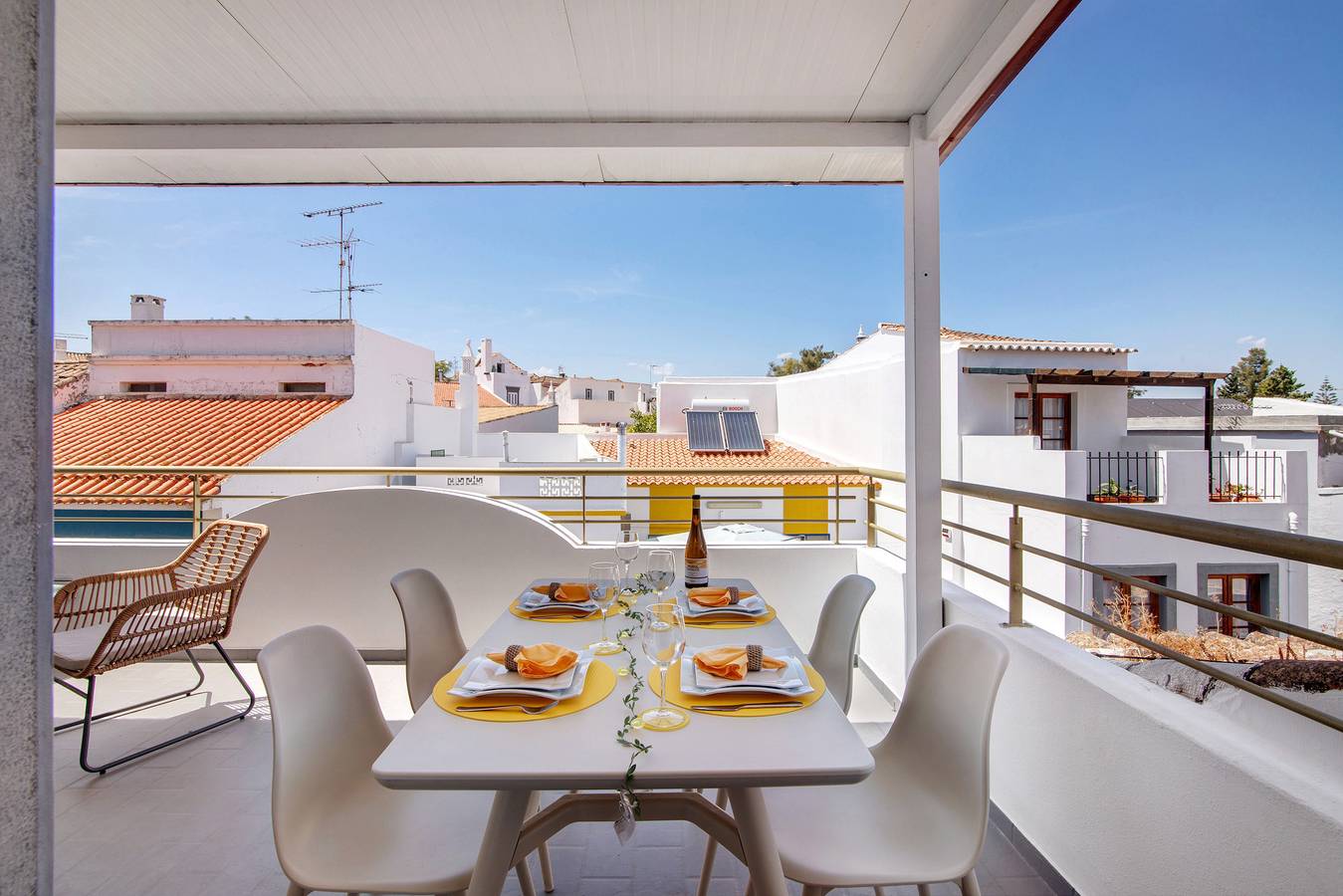 Entire apartment, Holiday Home 'Flor De Sol House' with Private Terrace, Wi-Fi in Tavira, Tavira (Santiago)