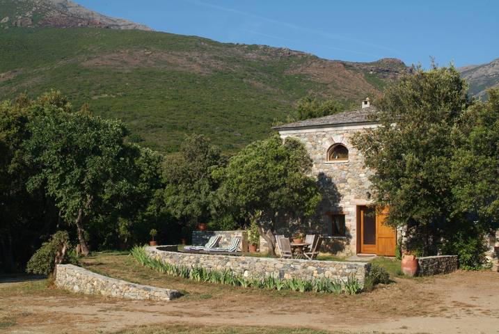 Gîte pour 56 personnes, avec vue sur le lac ainsi que terrasse et jardin, animaux acceptés