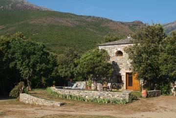 Gîte pour 56 personnes, avec vue sur le lac ainsi que jardin et terrasse, animaux acceptés dans Cap Corse