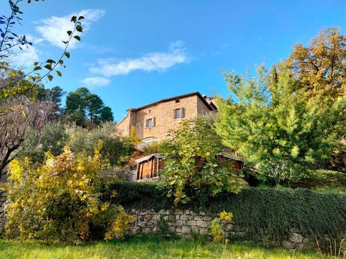 Chambre d’hôte pour 4 personnes, avec Balcon et Terrasse ainsi que Jardin et Piscine