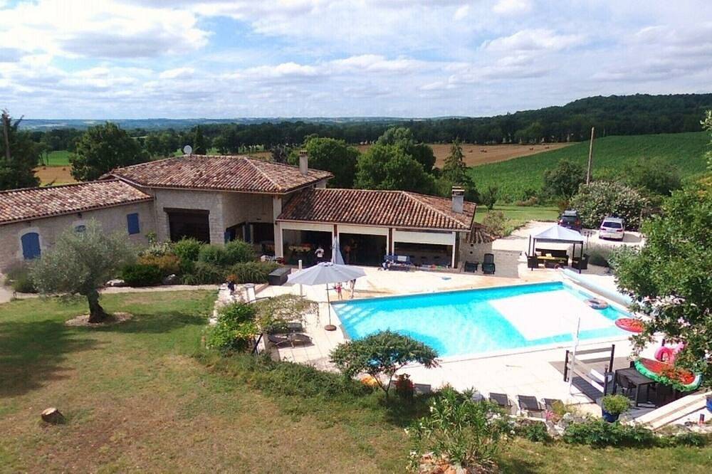 Antigua casa de piedra en una zona tranquila con gran piscina climatizada. in Lavaurette, Macizo Central