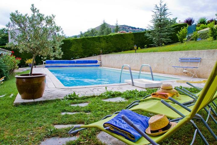 Chambre d’hôte pour 6 personnes, avec Terrasse et Jardin ainsi que Piscine et Vue