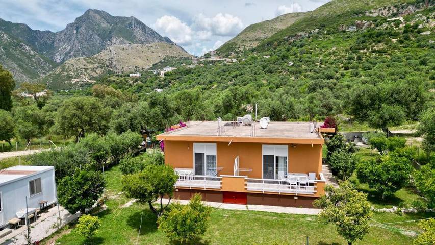 Location de vacances pour 5 personnes, avec jardin ainsi que vue et balcon dans Borsh - 2