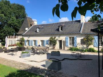 Chambre d’hôte pour 3 personnes, avec jardin ainsi que vue et piscine, animaux acceptés à Blaison-Gohier